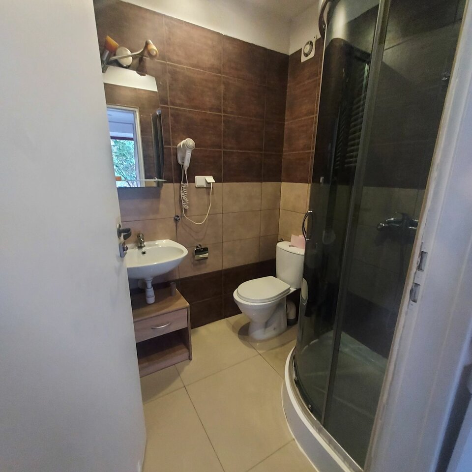 toilet with shower.jpg - PokojeNaGodzz