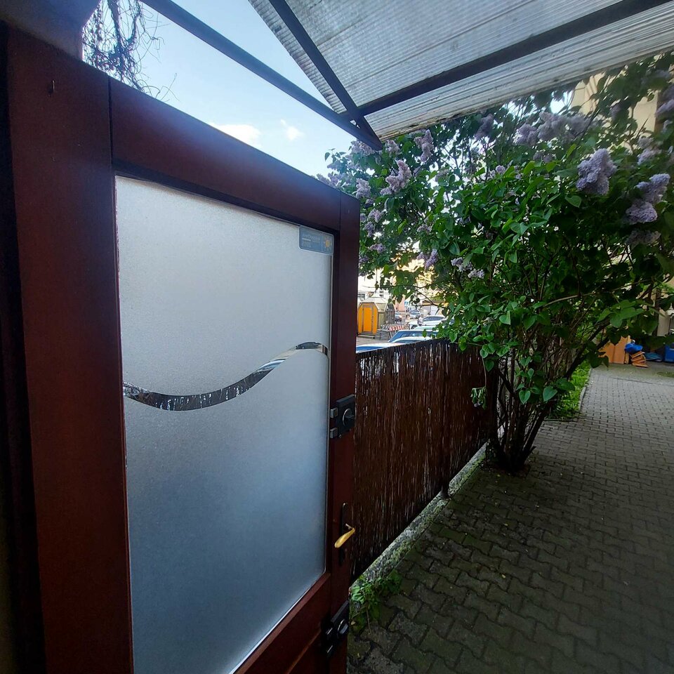 entrance and garden.jpg - PokojeNaGodzz