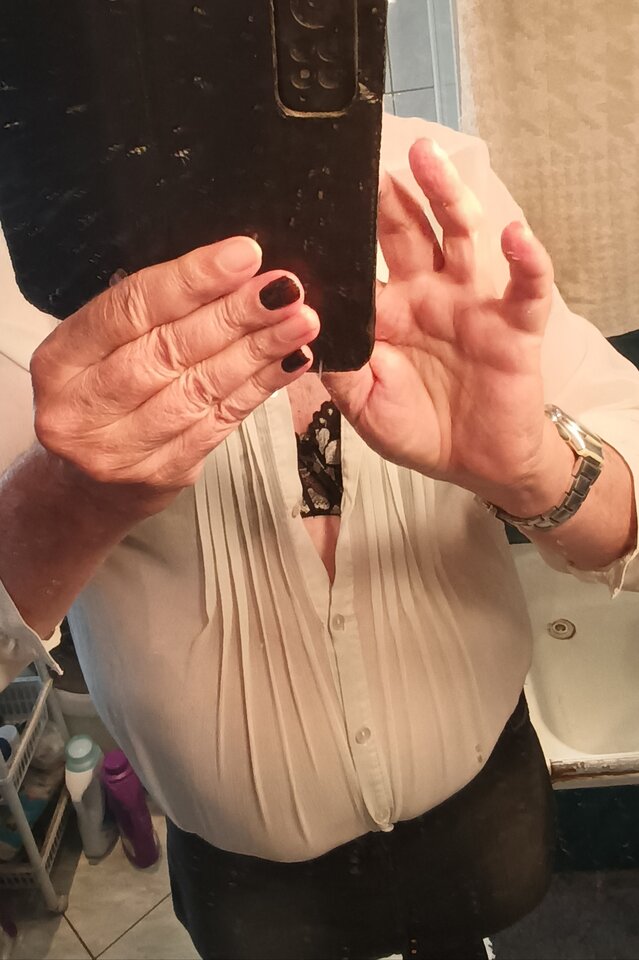 Skromny dekold.... - Gregorja