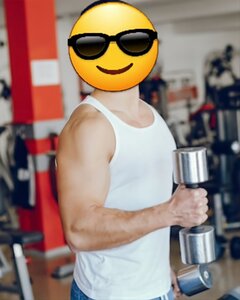 mlody-i-wysportowany-chlopak-uprawia-sport-na-silowni_1157-13749