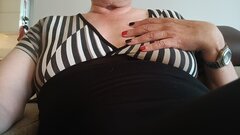 W mini sukience bez stanika...