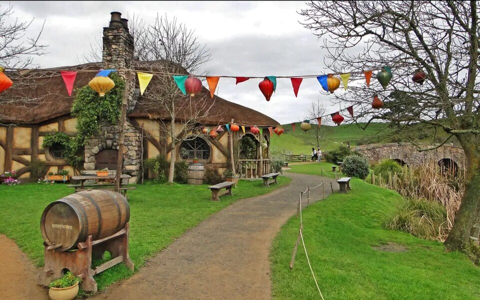 Hobbiton 6 pub pod rozbrykanym kucykiem.jpg - Yarod13k
