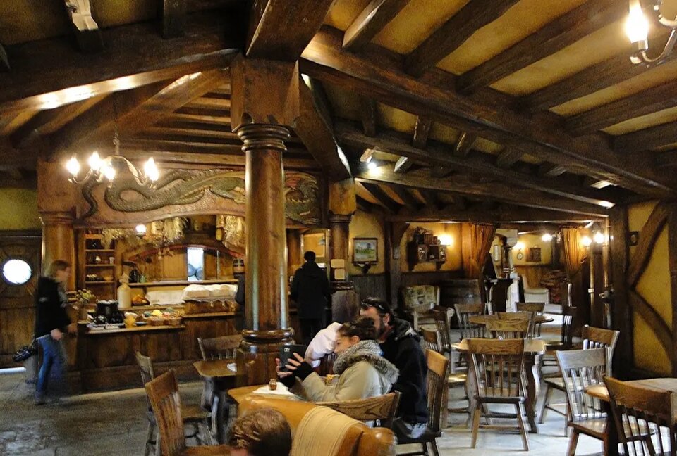 Hobbiton 7 pub pod rozbrykanym kucykiem.jpg - Yarod13k