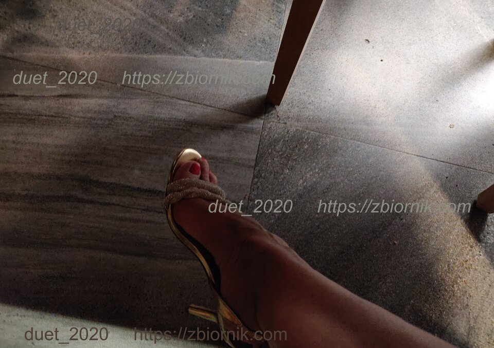 Pod stołem.jpg - duet_2020