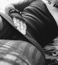 Na szyjce obroża, a w kroku.jpg