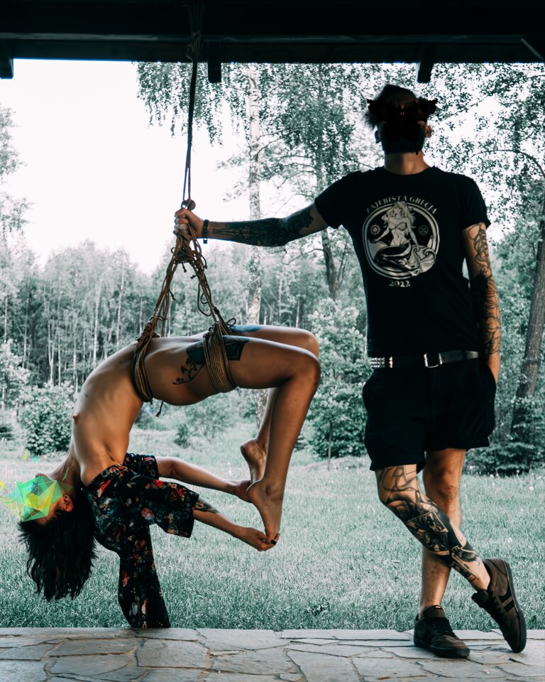 Shibari.jpeg - Parrots