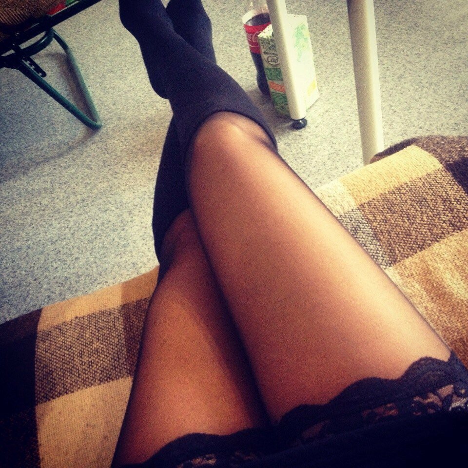 1672928843_pro-dachnikov-com-p-zhenskie-nozhki-na-krovati-foto-7 - Sweetest_Lips