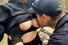 Chwila przerwy na wylizanie cycuszków