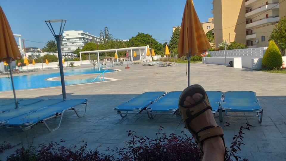 Stópka przy basenie. Pozdrowionka z Rodos 😜🤪😁 - NiceMan31