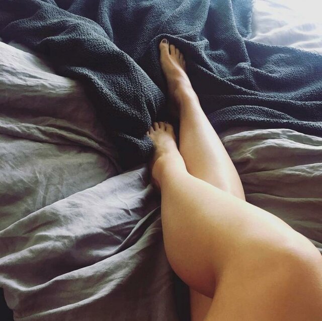 nogi-devushki-v-krovati-bez-lica-4.jpg - Sweetest_Lips
