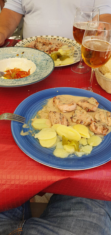 Solomillo con patatas y salsa de pimienta  - Adminki