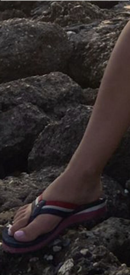 Jakaś nogą,  wyrzucona przez fale - soccorista