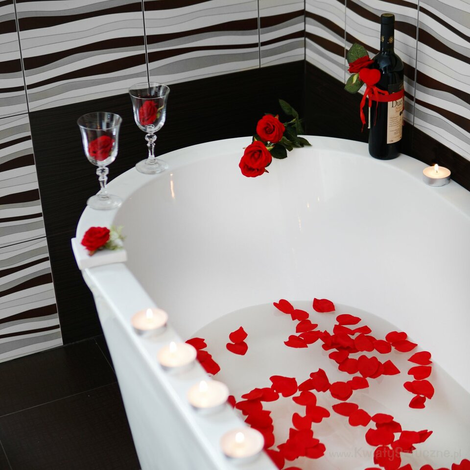 platki-roz-w-wannie_59c4-1390x1390.jpg - KobietaI1976