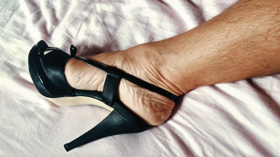 Stópka w szpileczce - He_Wants