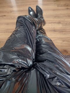 Dupa w winylu gotowa do rżnięcia!