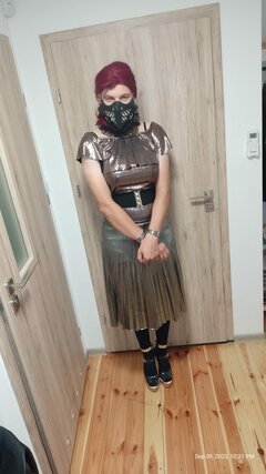 Fetyszowo zakuta w kajdany z dominą EwaCross