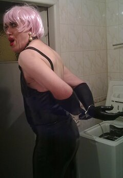 Suka kajdankami ręce z tyłu skuła sobie dla Pana😍