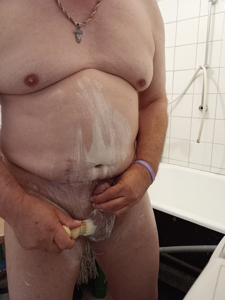 SissyBoy cwelik nakłada balsam do golenia na ciałko i jajeczka - Wawa48