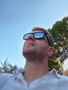 Na kogo on tam patrzy ...