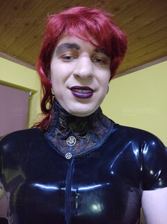 Makijaż w brązach ,gorset na szyję i bluzka z latexu