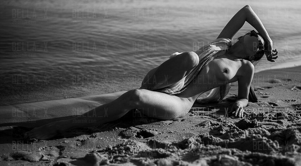 _DSC1002-int-bw.jpg - Bella_x