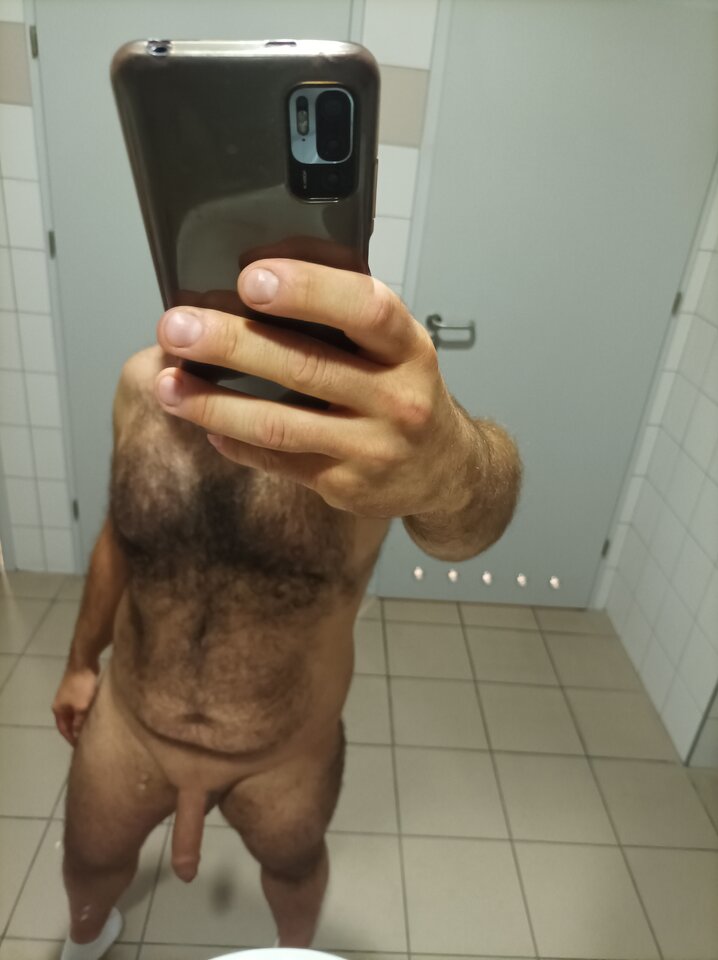 Takie tam z pracy po pracy w koedukacyjnej szatni ;) - wlochaty85dojrzalej