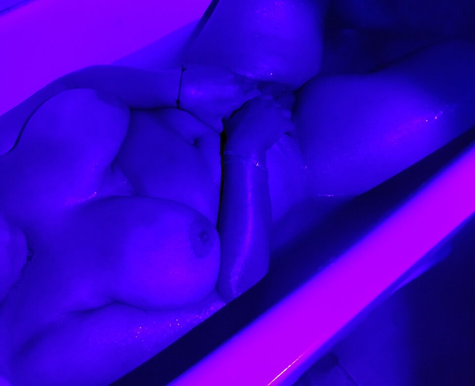 Skąpana w świetle - ONAzNIM80