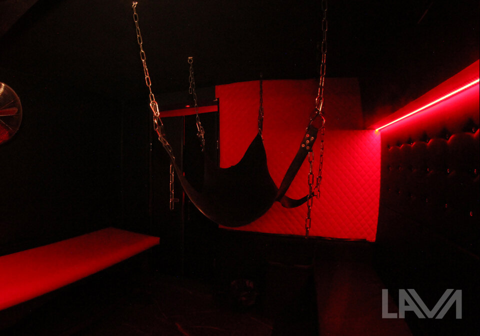 Pokój masażu, skórzana huśtawka - LavaClub