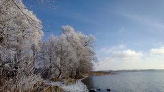 Jezioro paruje nocą