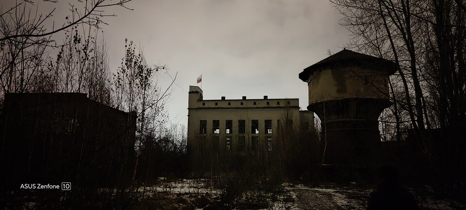 Jakiś patriota wywiesił flagę na urbexie 🙂 - Maciek1182