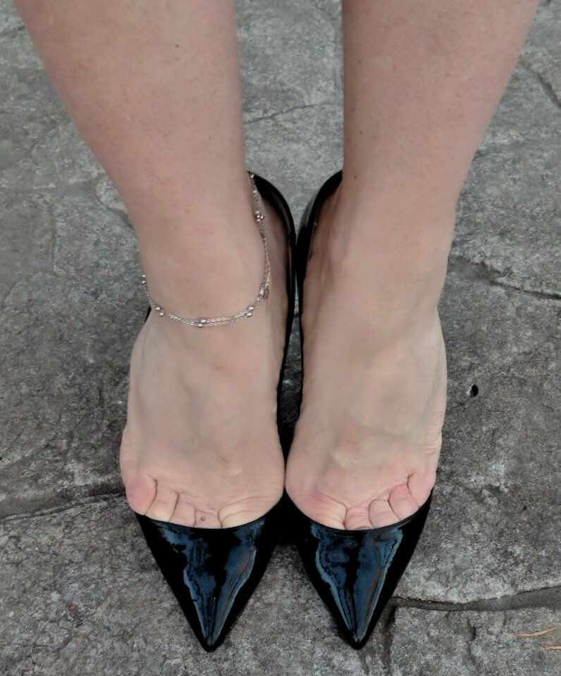 Ona nawet nie wie, że napełniam te szpilki spermą gdy nie ma  - fetyszfanatyk