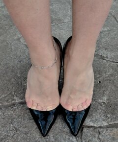 Ona nawet nie wie, że napełniam te szpilki spermą gdy nie ma 