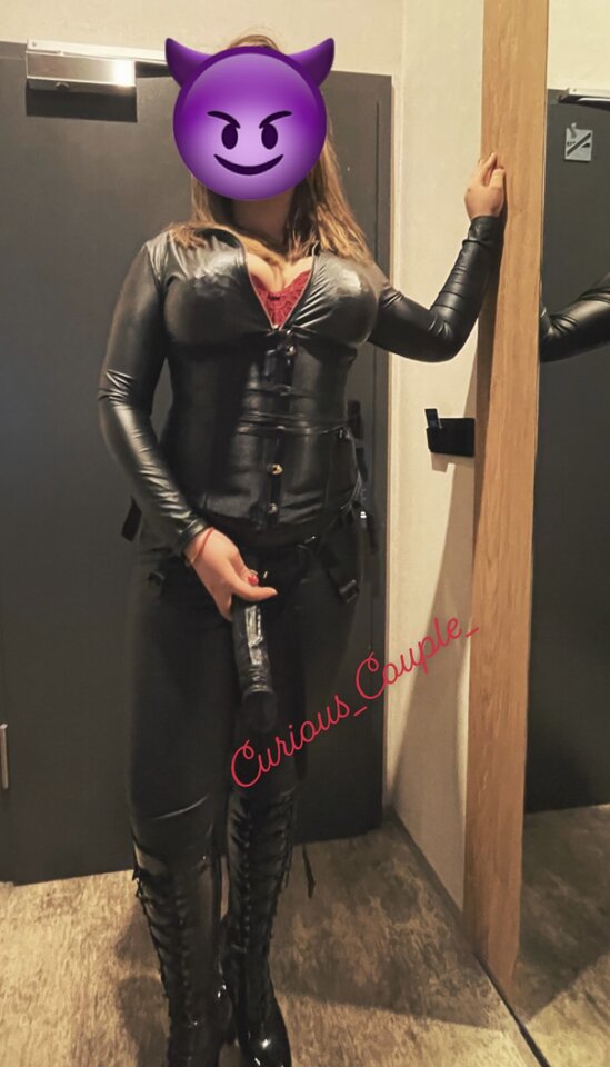 Pani + 20 cm czarnego strap-on'a ;) - Curious_Couple_