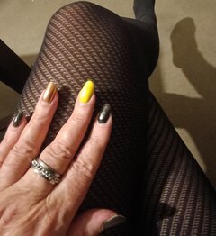 Damski facet w nowych rajstopach...👄👙💅