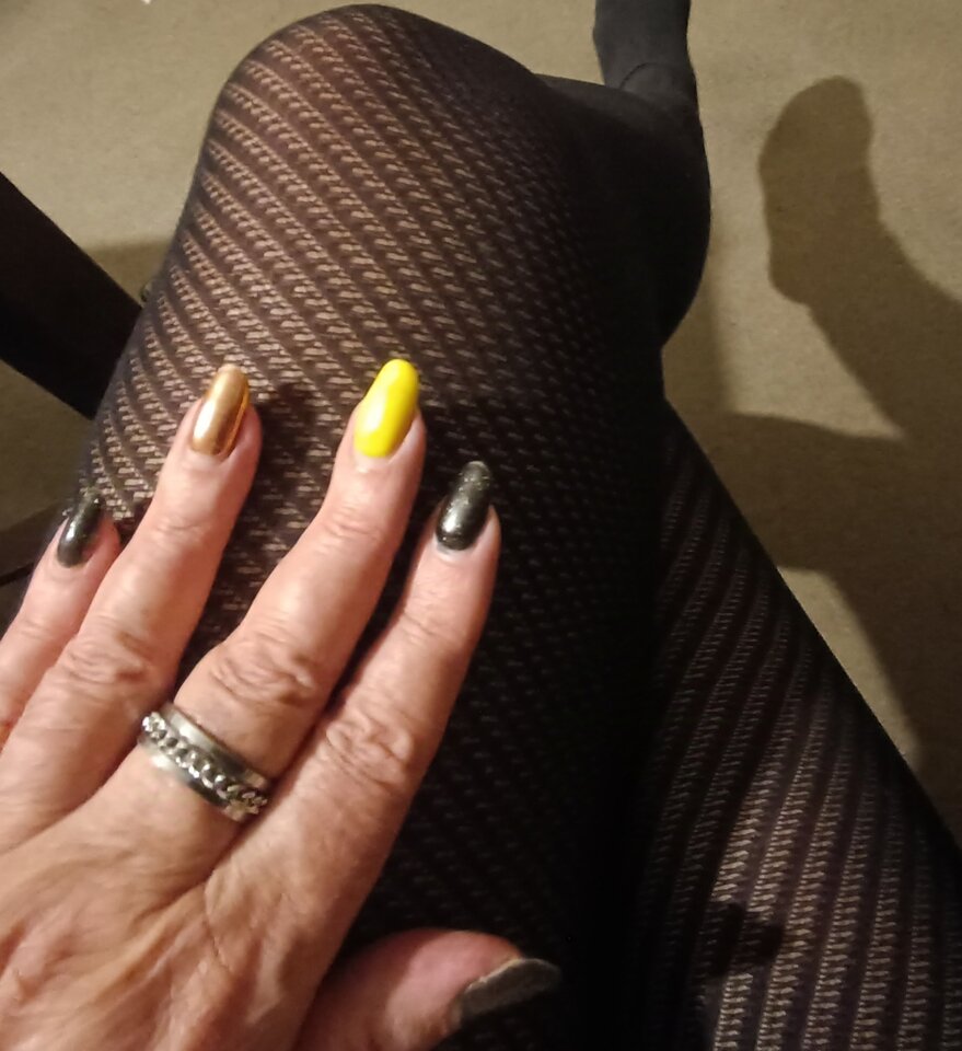 Damski facet w nowych rajstopach...👄👙💅 - Gregorja