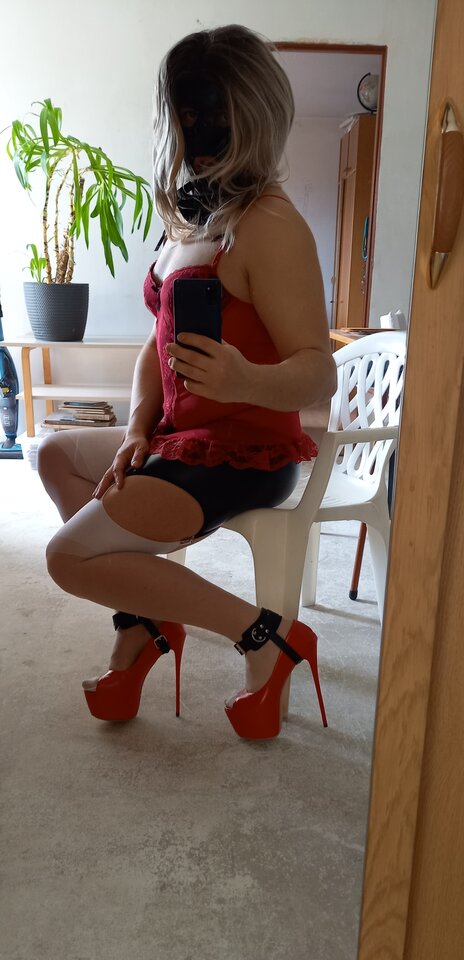 Niunia z zablokowanymi szpilkami - TransSub