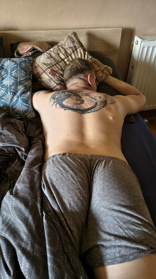 Zmęczony po nowym tatuażu  😅 - My32i33